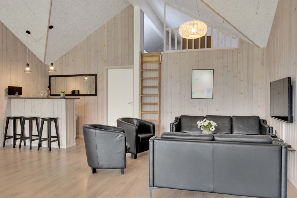 Det er god plass til hygge i feriehusets sofagruppe under oppholdet i luksushus nr. 438