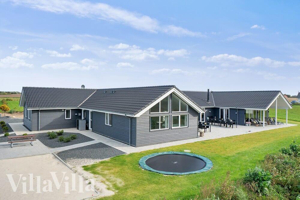 Dette lekre huset med svømmebasseng, nr. 429, med plass til 30 personer, ligger i Limfjorden