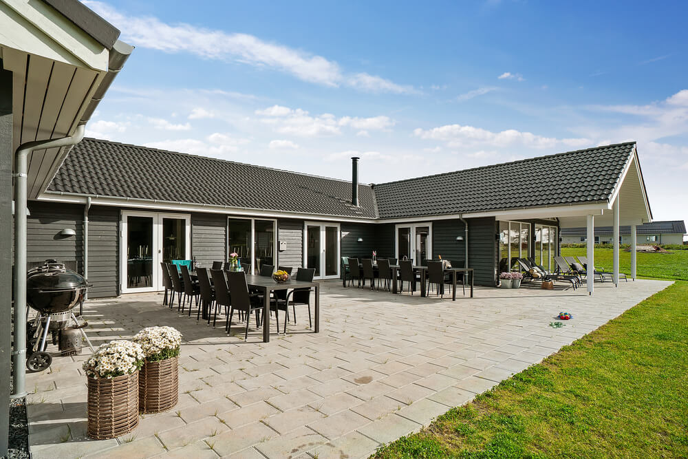 Nyt en grillkveld på terrassen i luksushus nr. 429 i Limfjorden