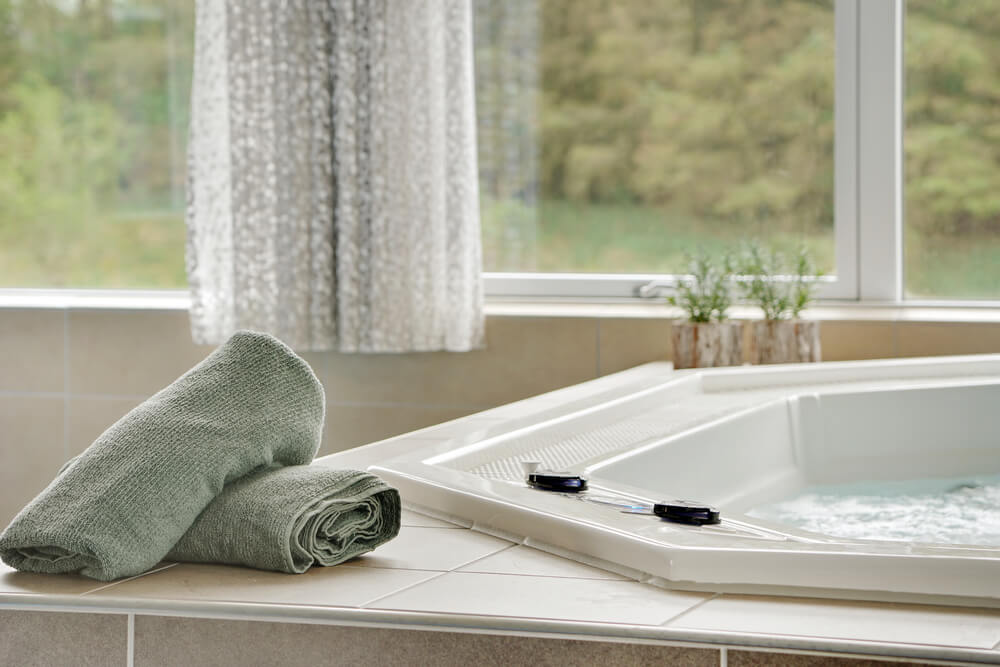 Nyt varmen i boblebadet i luksushus nr. 431 i Limfjorden