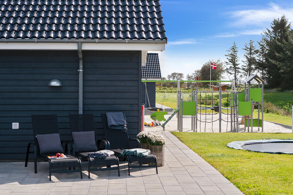 Nyt en grillkveld på terrassen i luksushus nr. 431 i Limfjorden
