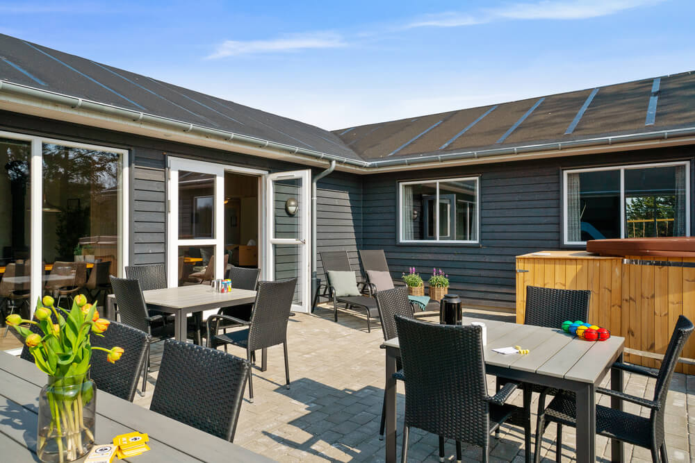 Nyt en grillkveld på terrassen i luksushus nr. 440 i Nordjylland