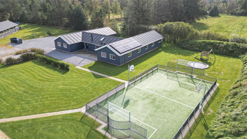 Dette lekre huset med svømmebasseng, nr. 440, med plass til 24 personer, ligger i Nordjylland
