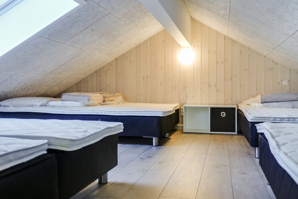 Noen av de 30 soveplassene i luksushus nr. 428 finnes på hems
