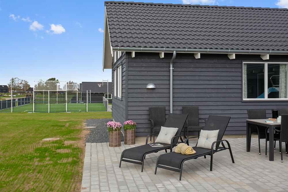 På terrassen i feriehus nr. 428 er det plass til 30 personer.