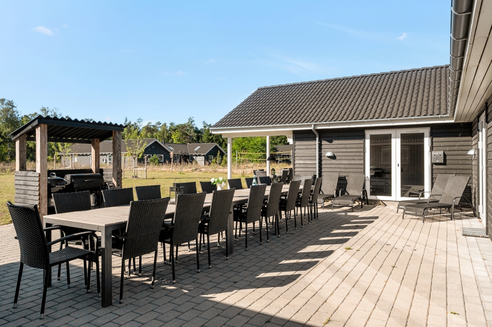 På terrassen i feriehus nr. 436 er det plass til 30 personer.
