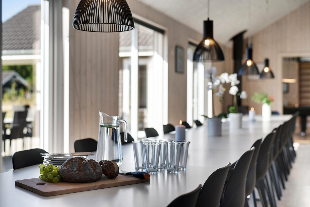 Det er plass til 30 personer i det store lyse oppholdsrommet i luksushus nr. 436.