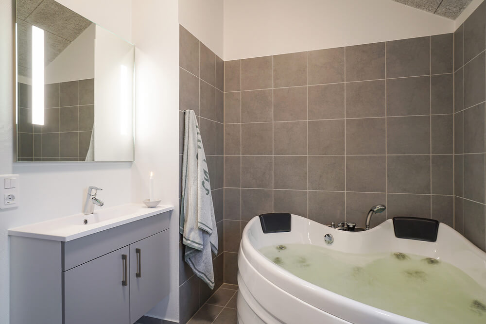 Nyt varmen i boblebadet i luksushus nr. 724 i Tyskland