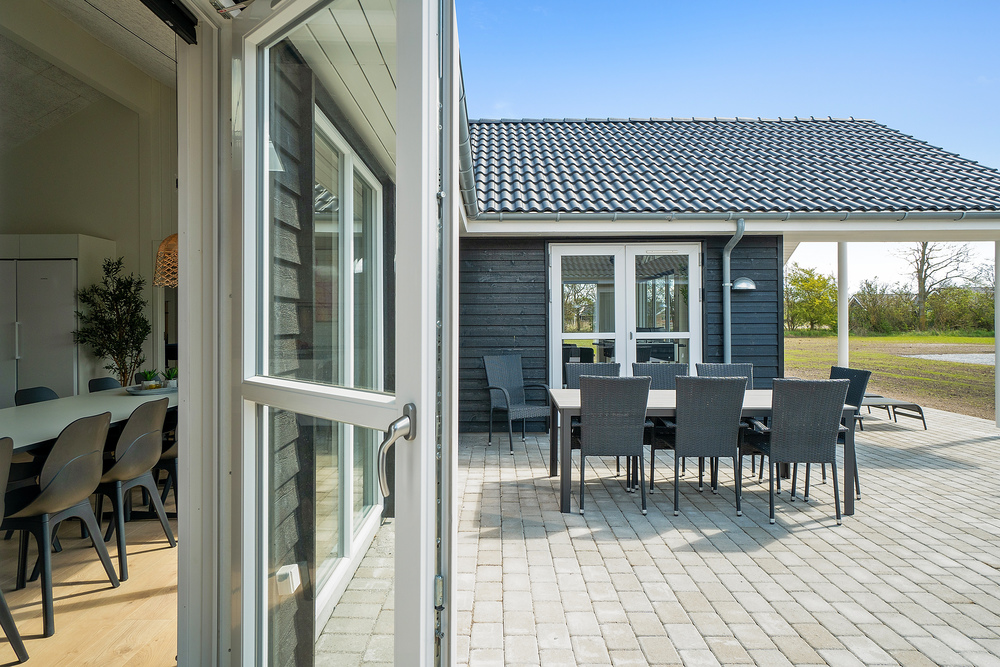 På terrassen i feriehus nr. 448 er det plass til 24 personer.