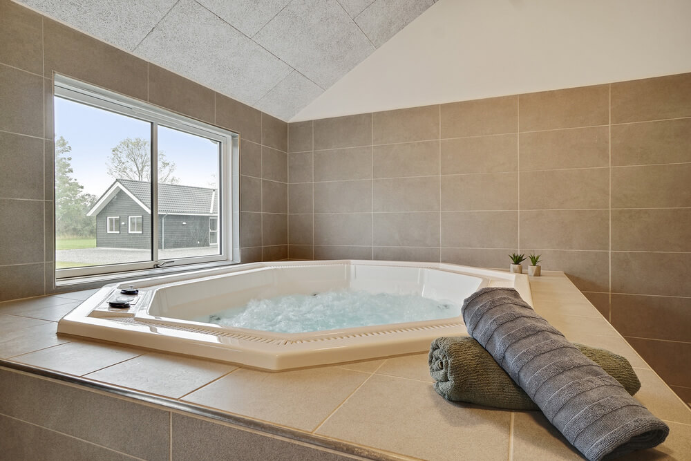 Nyt varmen i boblebadet i luksushus nr. 448 i Østjylland