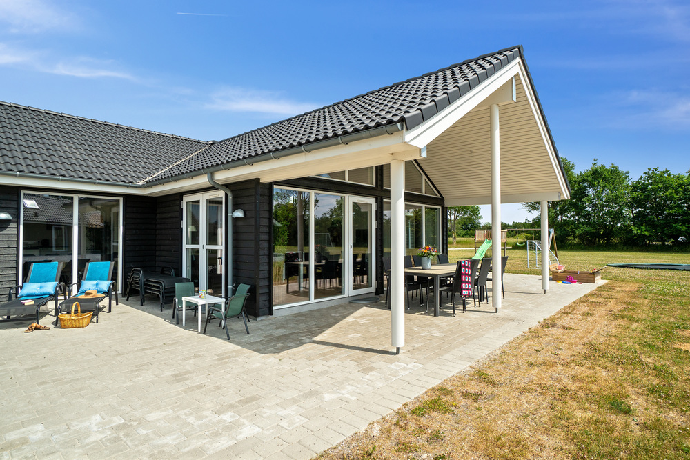 Nyt en grillkveld på terrassen i luksushus nr. 448 i Østjylland