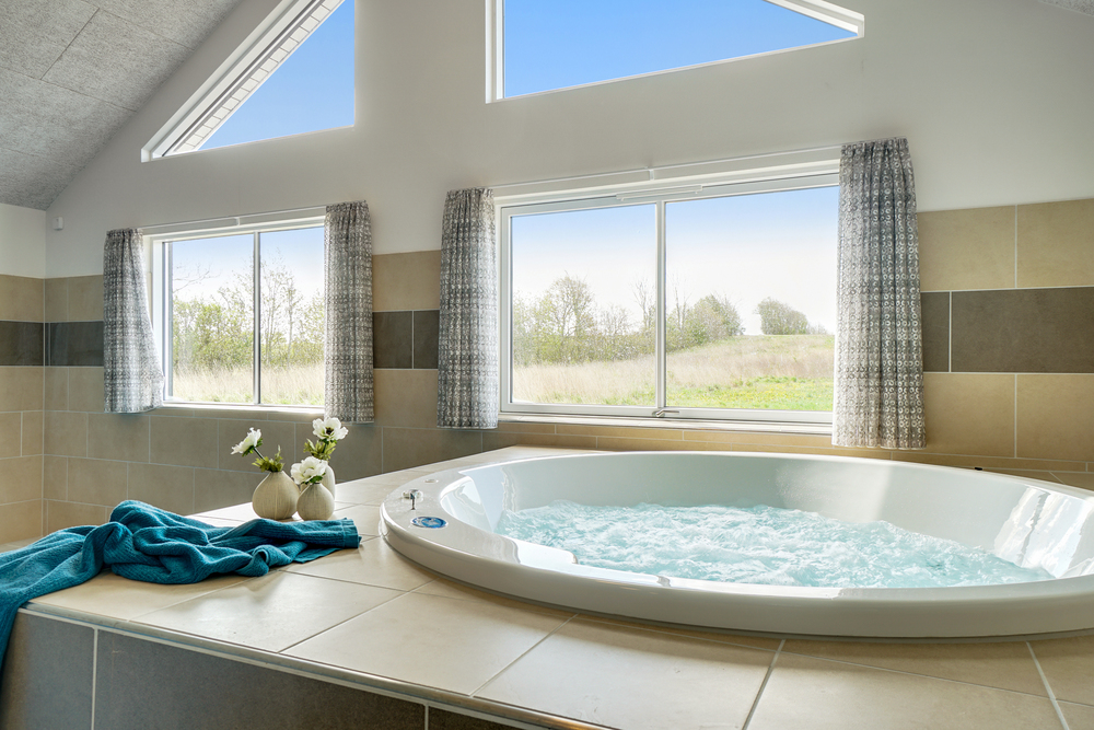 Nyt varmen i boblebadet i luksushus nr. 441 i Østjylland