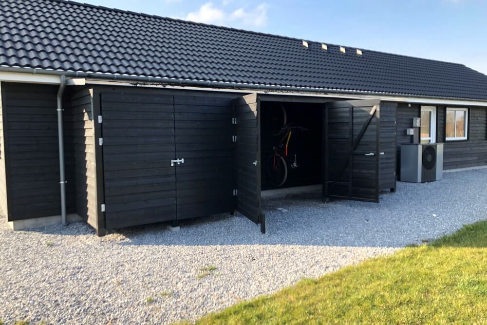 I det attraktive feriehuset nr. 441 i Østjylland finnes det mengder av utendørsaktiviteter, som leketårn og huskestativ.