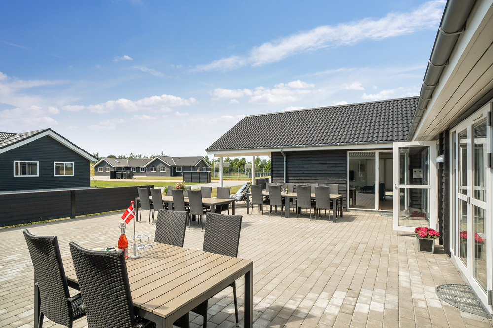 Nyt en grillkveld på terrassen i luksushus nr. 441 i Østjylland