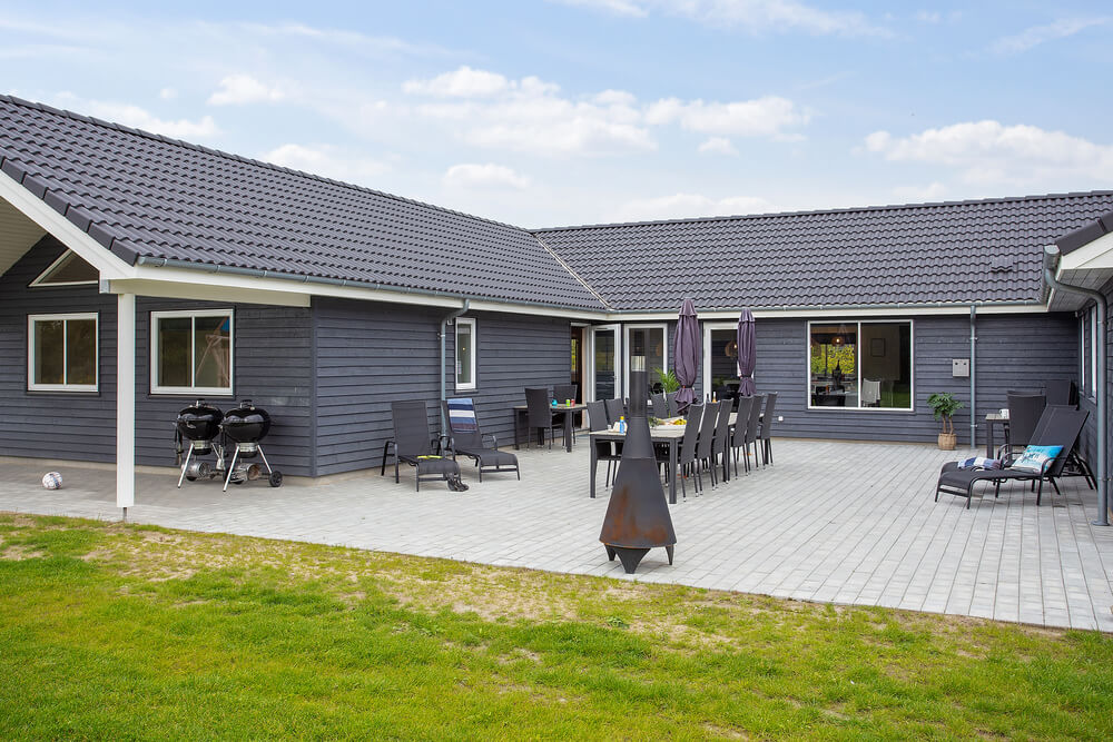Nyt en grillkveld på terrassen i luksushus nr. 432 i Lolland/Falster/Møn