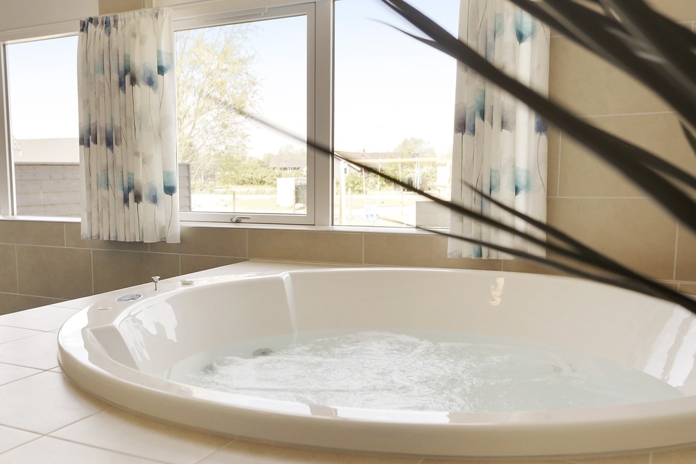 Nyt varmen i boblebadet i luksushus nr. 433 i Lolland/Falster/Møn