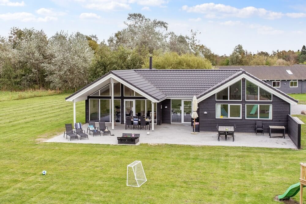 Dette lekre huset med svømmebasseng, nr. 433, med plass til 16 personer, ligger i Lolland/Falster/Møn