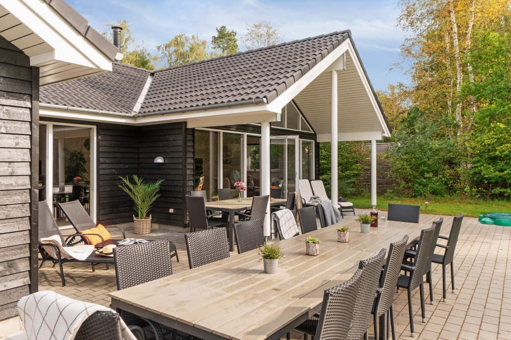 Nyt en grillkveld på terrassen i luksushus nr. 434 i Nordsjælland