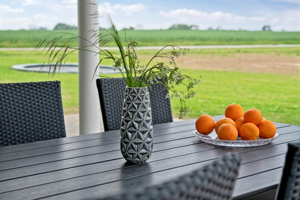 Nyt en grillkveld på terrassen i luksushus nr. 437 i Fyn og øyer