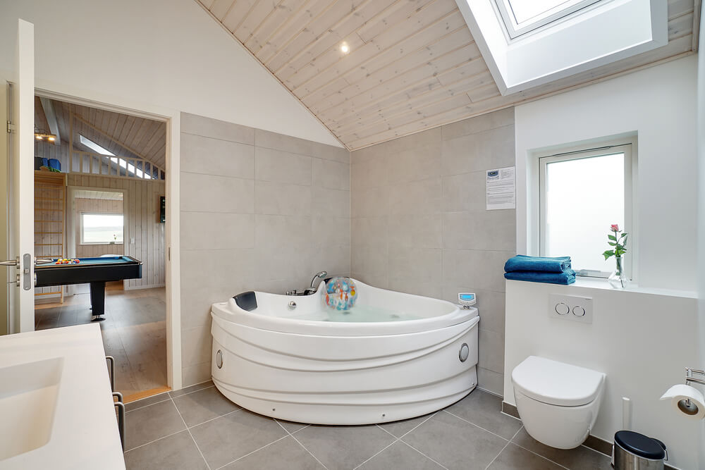 Nyt varmen i boblebadet i luksushus nr. 444 i Østjylland