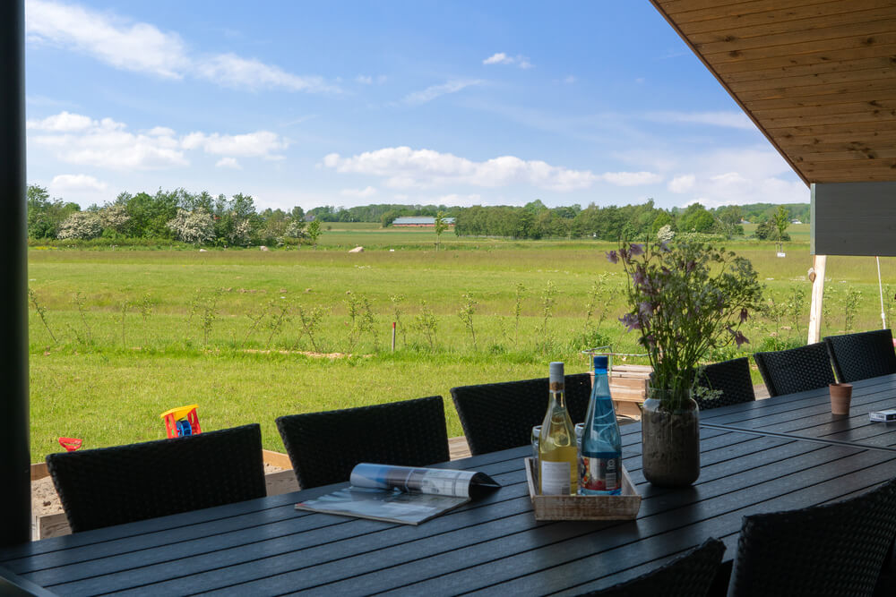 Nyt en grillkveld på terrassen i luksushus nr. 444 i Østjylland