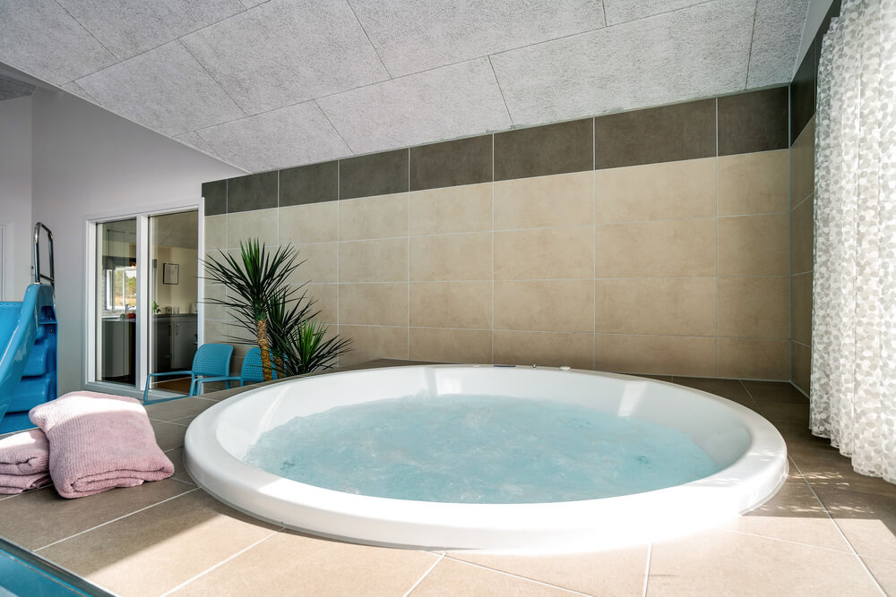 Nyt varmen i boblebadet i luksushus nr. 458 i Vestjylland