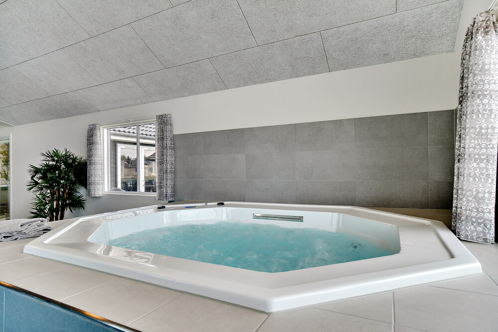 Nyt varmen i boblebadet i luksushus nr. 467 i Vestjylland