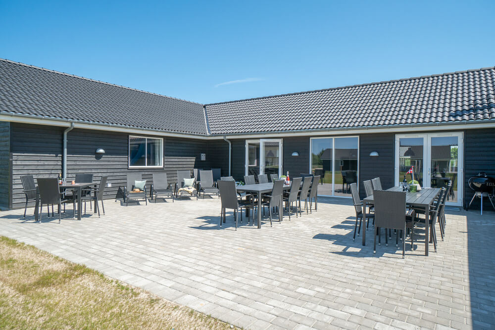 Nyt en grillkveld på terrassen i luksushus nr. 467 i Vestjylland