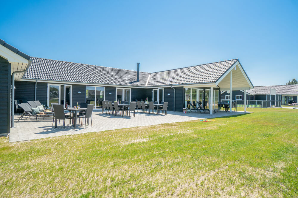 På terrassen i feriehus nr. 467 er det plass til 30 personer.