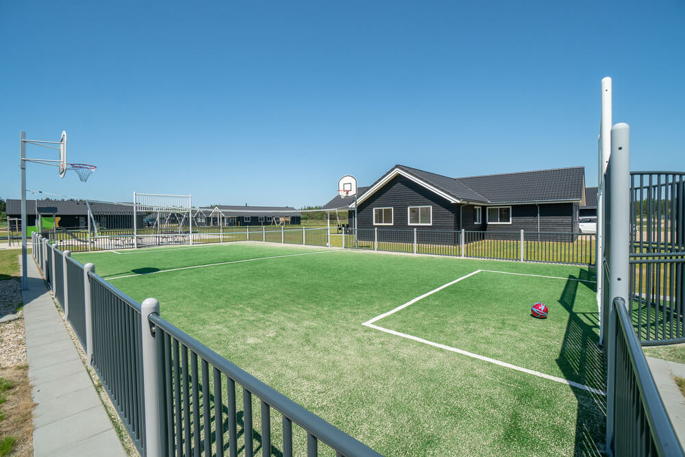 I det attraktive feriehuset nr. 467 i Vestjylland finnes det mengder av utendørsaktiviteter, som leketårn og huskestativ.