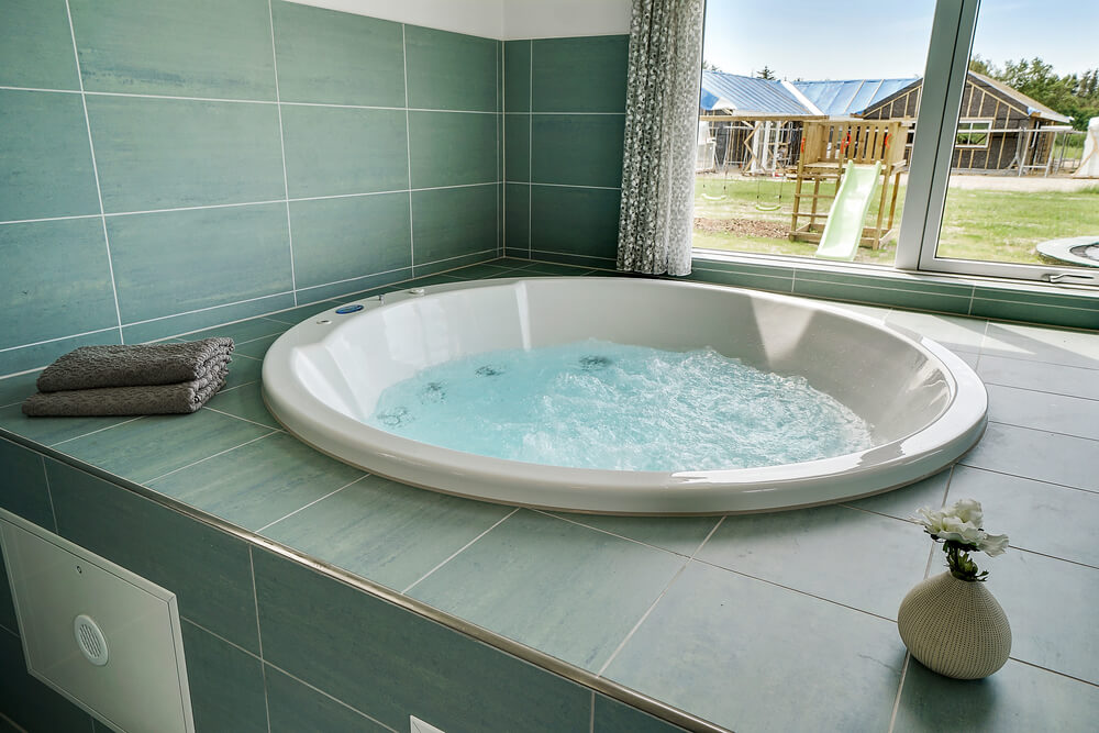 Nyt varmen i boblebadet i luksushus nr. 461 i Vestjylland