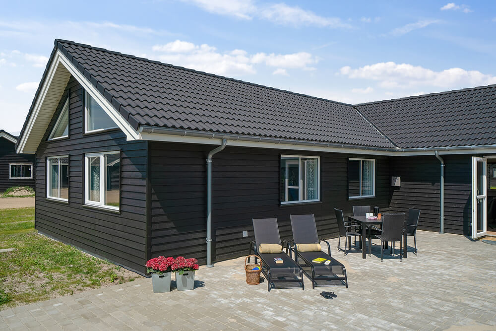 På terrassen i feriehus nr. 461 er det plass til 24 personer.