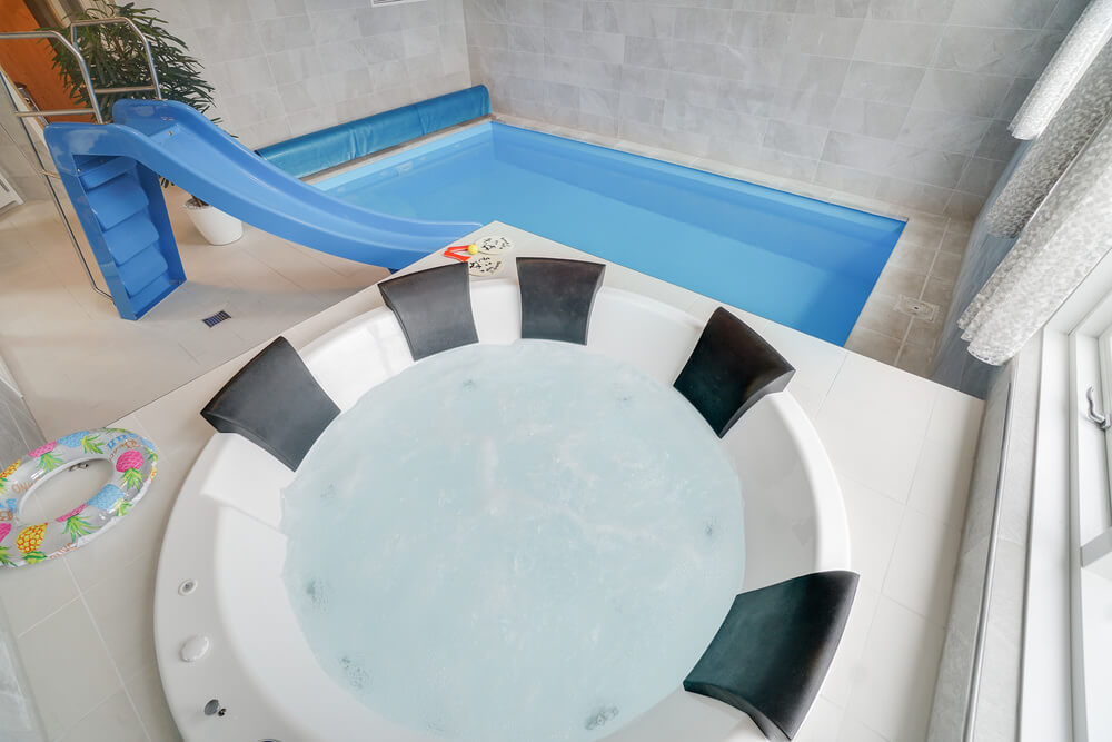 Nyt varmen i boblebadet i luksushus nr. 449 i Bornholm