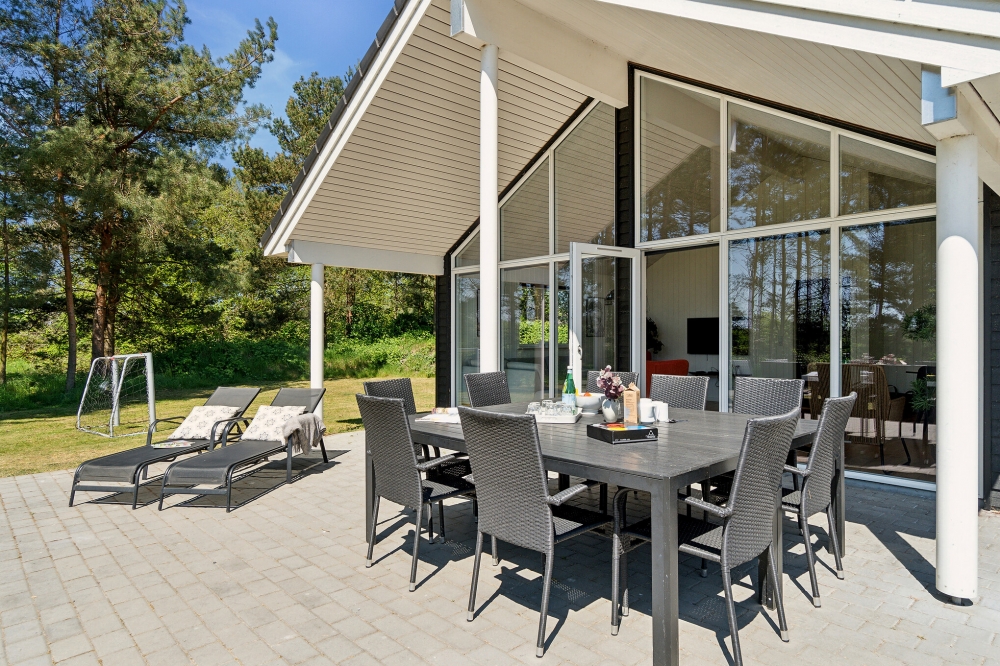 Nyt en grillkveld på terrassen i luksushus nr. 449 i Bornholm