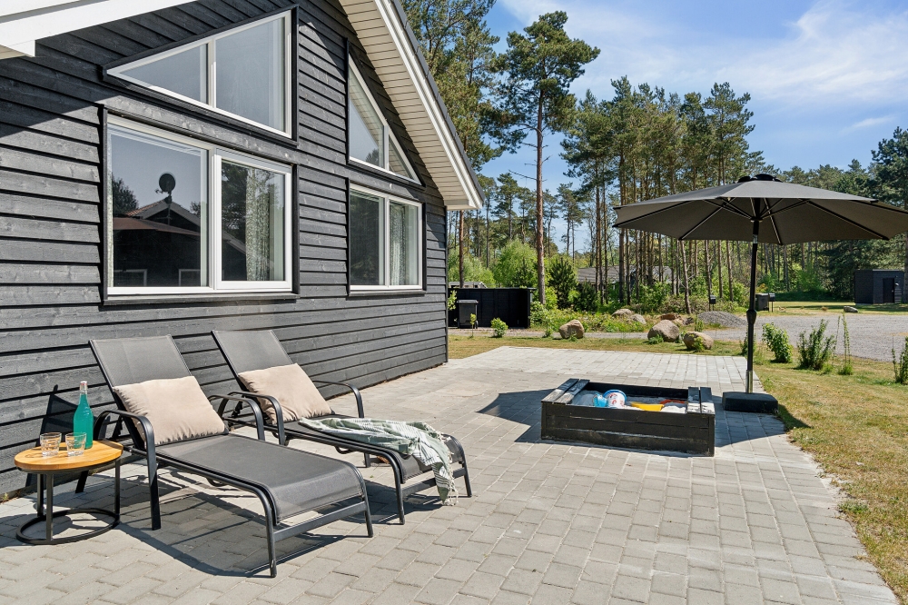 På terrassen i feriehus nr. 449 er det plass til 18 personer.