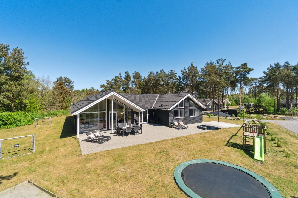 Dette lekre huset med svømmebasseng, nr. 449, med plass til 18 personer, ligger i Bornholm