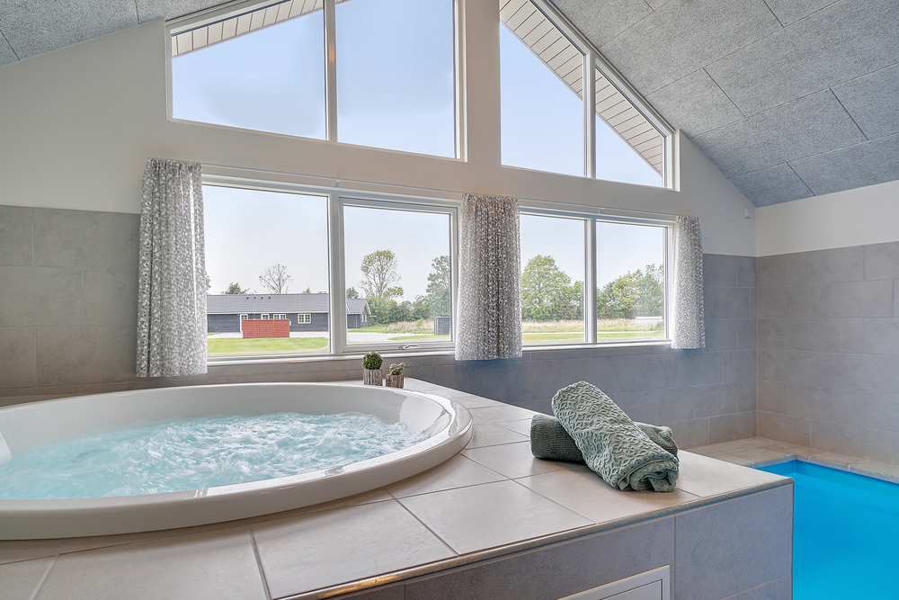 Nyt varmen i boblebadet i luksushus nr. 472 i Østjylland