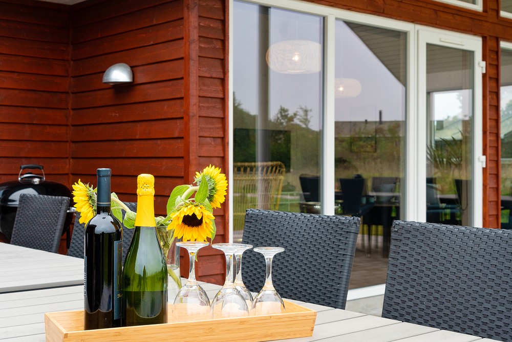 Nyt en grillkveld på terrassen i luksushus nr. 472 i Østjylland