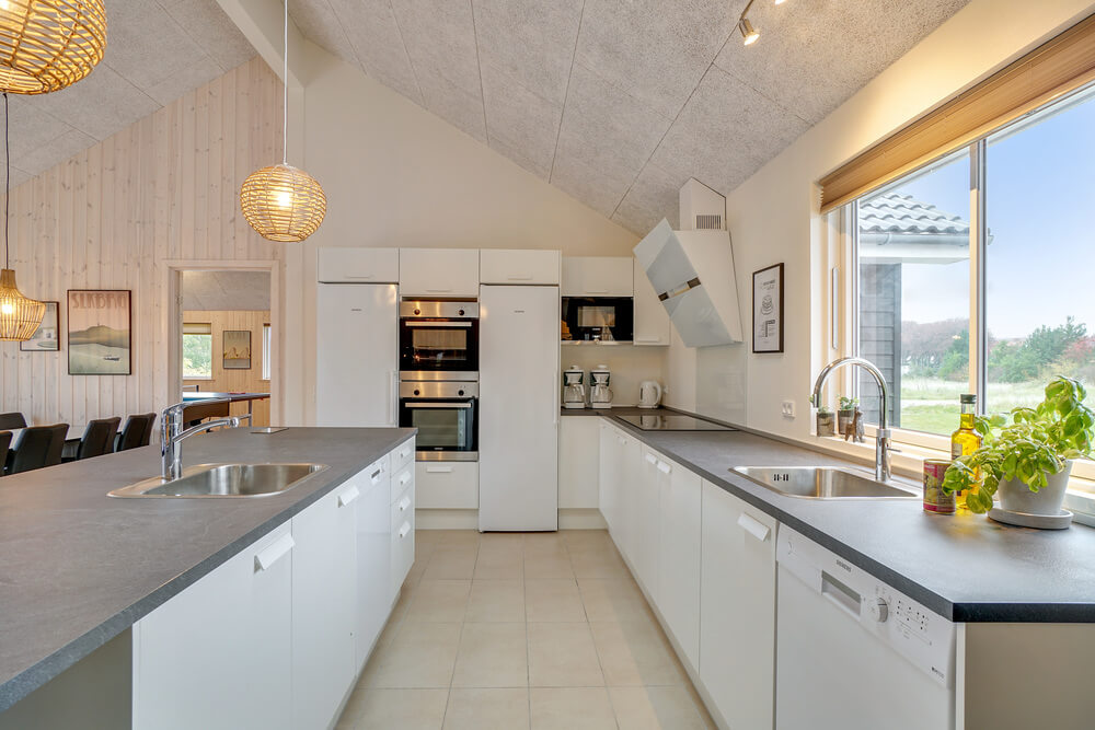Kjøkkenet i luksushus nr. 474 i Østjylland er godt innrettet.