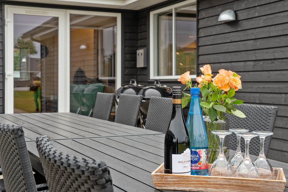 På terrassen i feriehus nr. 474 er det plass til 20 personer.