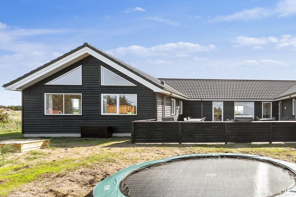 I det attraktive feriehuset nr. 476 i Nordjylland finnes det mengder av utendørsaktiviteter, som leketårn og huskestativ.