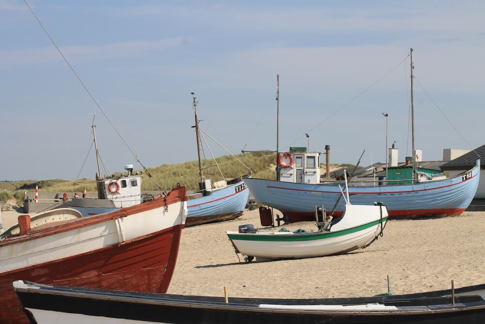 Stranden nær luksushus nr. 476 i Nordjylland er ideell til gåturer.