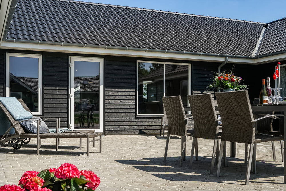 Nyt en grillkveld på terrassen i luksushus nr. 451 i Østjylland