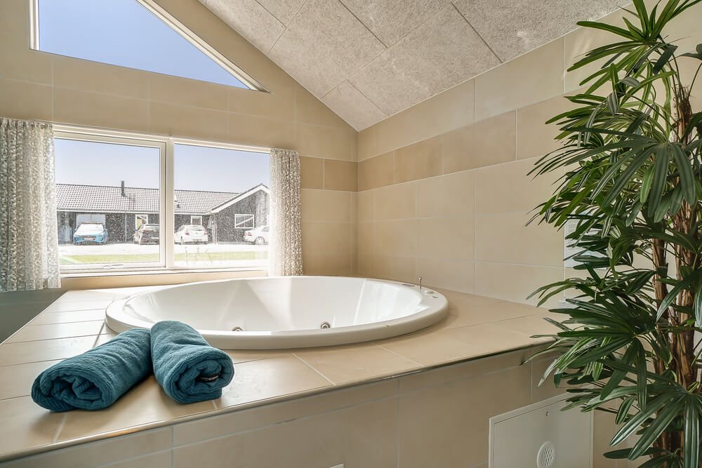 Nyt varmen i boblebadet i luksushus nr. 451 i Østjylland