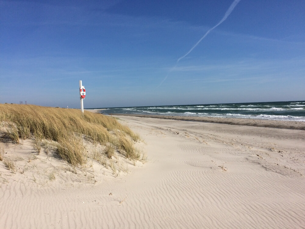Stranden nær luksushus nr. 451 i Østjylland er ideell til gåturer.