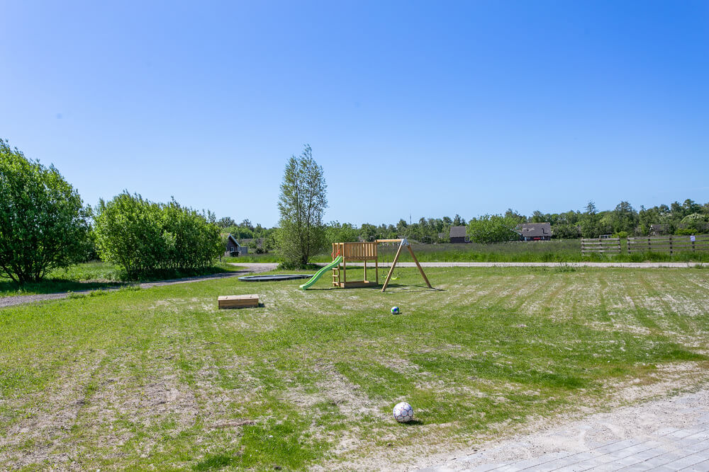 I det attraktive feriehuset nr. 459 i Lolland/Falster/Møn finnes det mengder av utendørsaktiviteter, som leketårn og huskestativ.