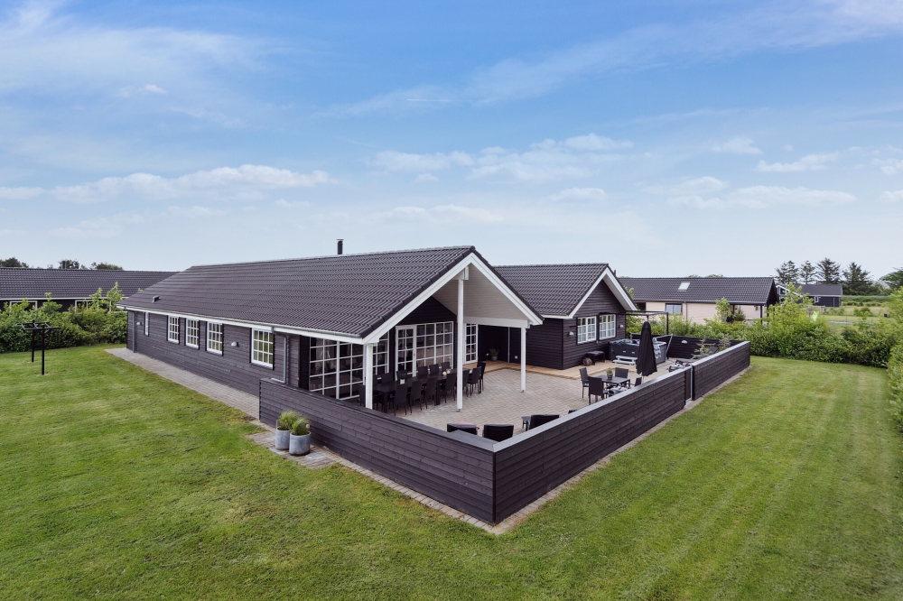 Dette lekre huset med svømmebasseng, nr. 460, med plass til 18 personer, ligger i Vestjylland