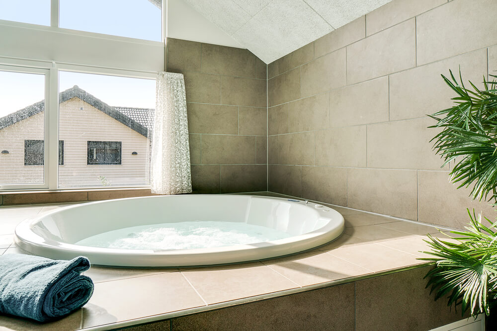 Nyt varmen i boblebadet i luksushus nr. 464 i Vestjylland