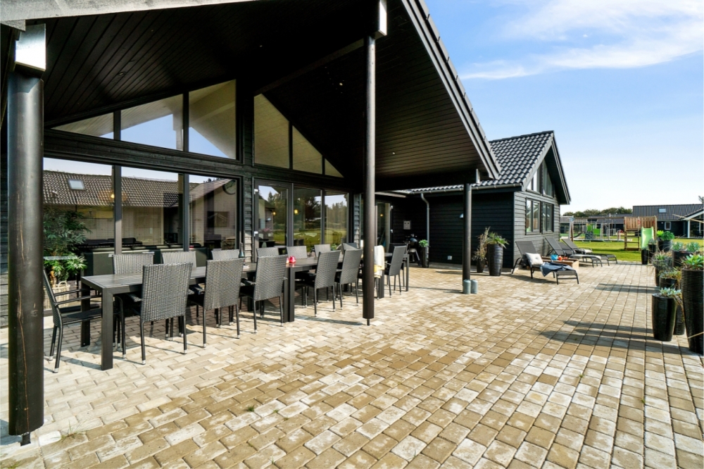 Nyt en grillkveld på terrassen i luksushus nr. 464 i Vestjylland