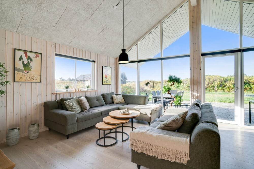 Sofaen i luksushus nr. 478 i Vestjylland er perfekt for å hygge seg med et brettspill eller se en film sammen.